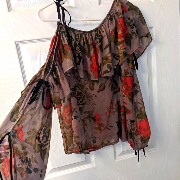 One Shoulder Blouse - Picture 5 of 6